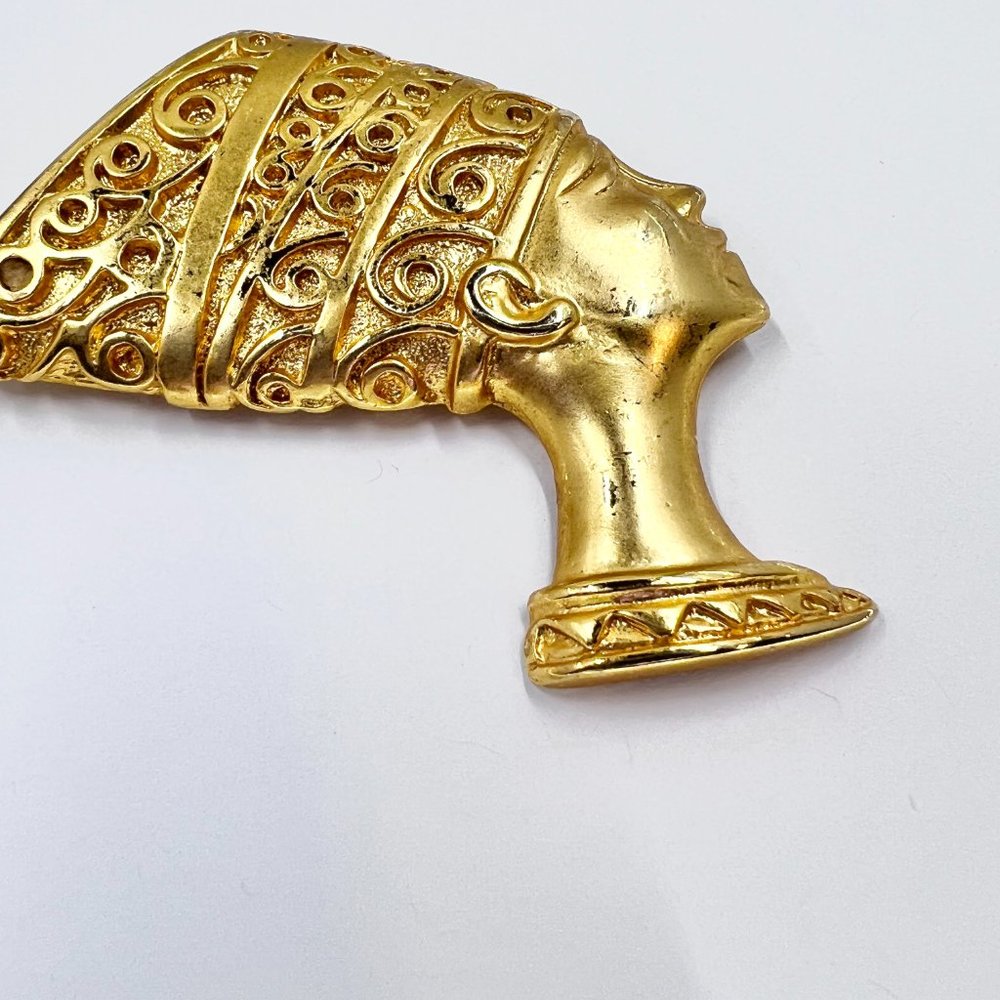 Beautiful Nefertiti Bust Bright Gold Tone Brooch Pin - Picture 2 of 7
